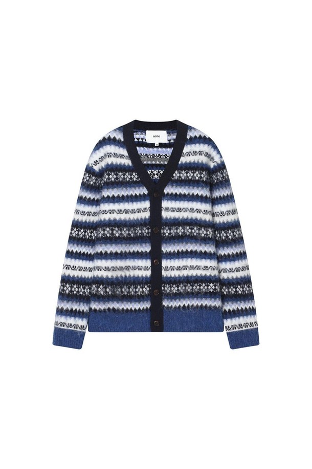 페어아일 V넥 가디건 블루는 가을, 겨울에 어울리는 두꺼운 두께감의 긴소매 가디건입니다. 페어아일 패턴과 기하학적 디자인이 돋보이며, 클래식과 캐주얼 스타일을 모두 소화할 수 있습니다. 부드러운 촉감의 폴리에스테르, 나일론, 울, 폴리우레탄 혼방 소재로 제작되었습니다. 일상, 카페, 모임 등 다양한 TPO에 활용 가능하며 레귤러핏, V넥 디자인으로 제작되었습니다. 색상은 블루와 베이지 두 가지로 출시되었습니다.
