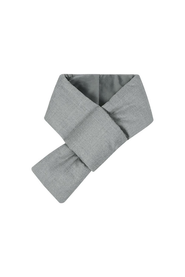 **울 패딩 머플러 그레이**

겨울철 따뜻함을 책임질 울 패딩 머플러 그레이입니다. 보온성과 발열 기능이 뛰어난 울, 폴리에스테르, 폴리우레탄 혼방 소재로 제작되어 부드러운 촉감을 선사합니다. 안감은 보아 소재로 마감하여 포근함을 더했으며, 핫팩 수납 포켓과 지퍼, 포켓 디테일로 실용성을 높였습니다. 무지 디자인에 두꺼운 두께감으로 클래식, 미니멀, 캐주얼 등 다양한 스타일의 겨울 데일리룩, 산책룩, 여행룩에 매치하기 좋습니다. 네이비 컬러 옵션도 준비되어 있습니다.
