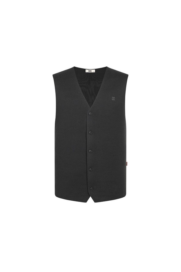 울 100% 소재로 제작된 오픈형 베스트입니다. 가을과 겨울, 두 계절에 걸쳐 활용 가능한 두꺼운 두께감으로 보온성을 높였습니다. 무지 디자인과 레귤러핏, 브이넥 라인으로 베이직하면서도 클래식한 분위기를 연출합니다. 출근룩, 오피스룩, 모임룩 등 다양한 TPO에 활용 가능하며, 미니멀하고 클래식한 스타일을 선호하는 분들께 추천합니다. 민소매 디자인으로 이너를 레이어드하여 세련된 스타일을 완성해 보세요.
