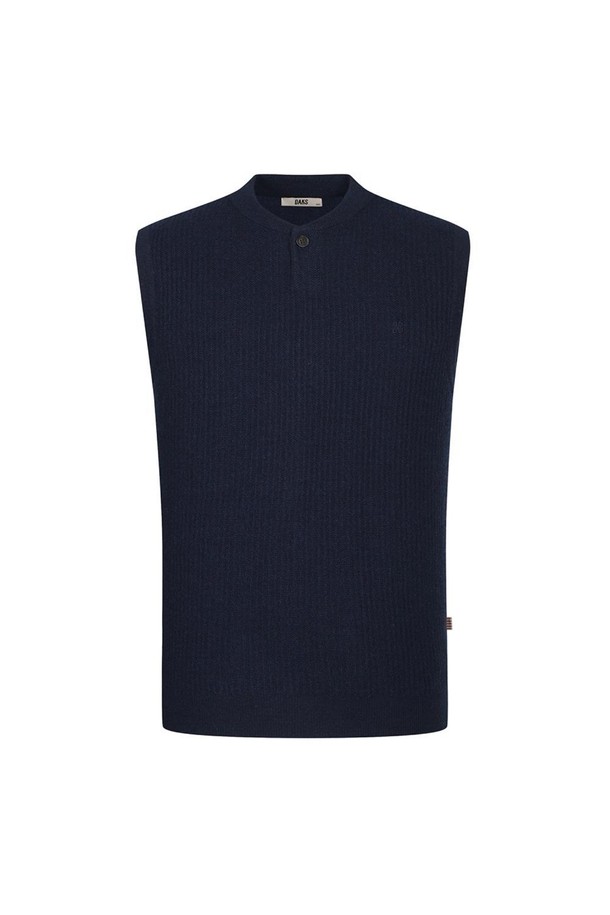 네이비 컬러의 울 100% 헨리넥 베스트입니다. 가을과 겨울, 두 계절에 걸쳐 활용하기 좋은 두께감으로, 레귤러 핏과 무지 디자인이 기본적이면서도 클래식한 분위기를 연출합니다. 헨리넥 디자인은 답답하지 않으면서도 세련된 느낌을 주며, 울 소재 특유의 부드러운 촉감과 보온성을 제공합니다. 출근룩, 오피스룩, 모임룩 등 다양한 TPO에 미니멀하고 클래식한 스타일로 연출하기 좋습니다.
