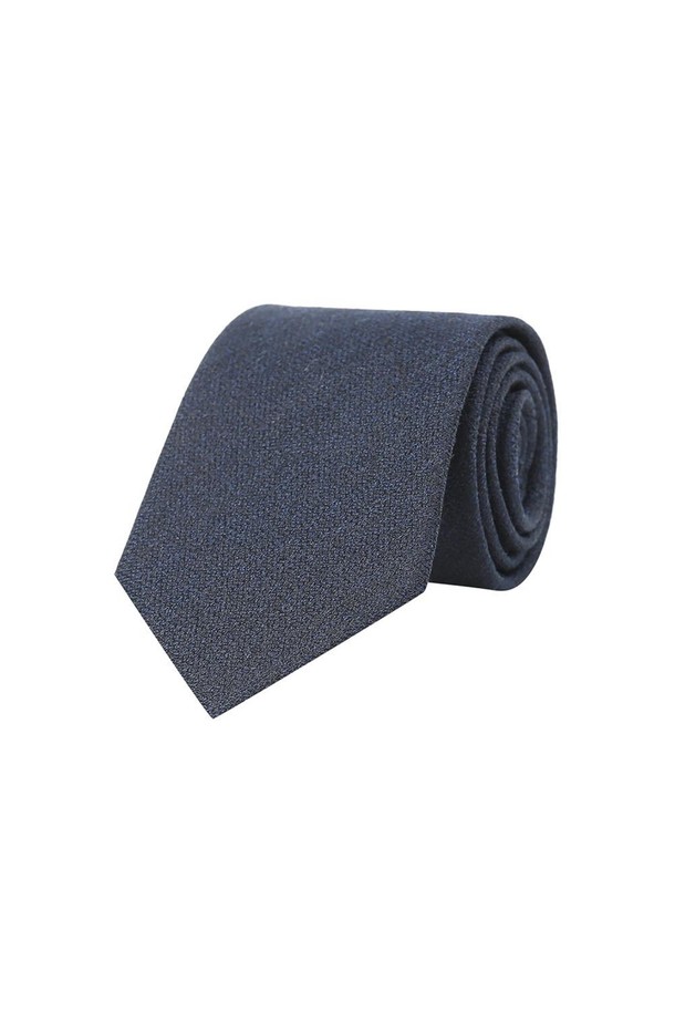네이비 컬러의 실크혼방 솔리드 슬림 넥타이입니다. 부드러운 촉감과 고급스러운 광택이 특징이며, 깔끔한 디자인으로 클래식하고 미니멀한 스타일을 연출합니다. 비즈니스, 오피스룩, 회의룩, 비즈니스 캐주얼에 잘 어울리는 제품입니다. 솔리드 및 멜란지 패턴으로 제작되어 다양한 셔츠에 매치하기 용이합니다. 슬림한 디자인으로 세련된 비즈니스룩을 완성해보세요.
