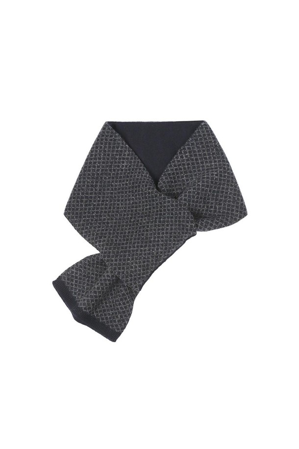 네이비 컬러의 캐시미어 100% 소재로 제작된 쁘띠 엣지터널홀 올오버 머플러입니다. 가을, 겨울철 데일리룩에 클래식하고 캐주얼한 무드를 더해주는 아이템입니다. 고급스러운 촉감과 섬세한 올오버 패턴이 돋보이며, 엣지터널홀 디자인으로 포인트를 더했습니다. 미니멀한 스타일을 선호하는 분들께 특히 추천하며, 부드러운 캐시미어 소재가 따뜻함을 선사합니다.
