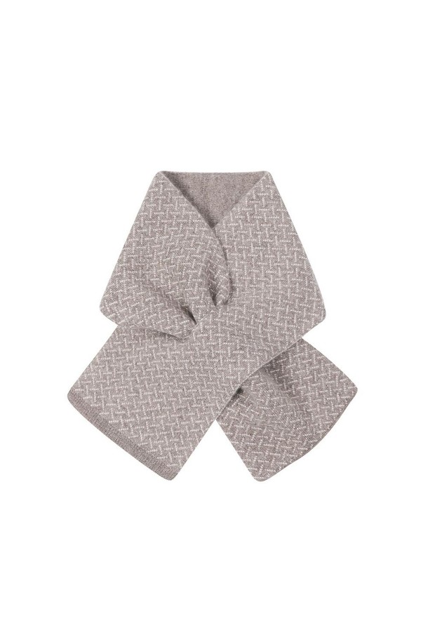 캐시미어 100% 쁘띠 트임홀 화이트 모티브 머플러 베이지는 가을, 겨울 시즌에 어울리는 머플러입니다. 부드러운 촉감의 캐시미어 소재로 제작되어 고급스러운 텍스처를 선사하며, 클래식과 캐주얼 스타일 모두 소화 가능합니다. 트임홀과 화이트 모티브 디자인이 특징이며, 데일리룩, 산책룩, 카페룩 등 다양한 TPO에 매치하여 스타일리시하게 연출할 수 있습니다. 베이지 컬러는 어떤 의상에도 자연스럽게 어울려 활용도가 높습니다. 미니멀한 디자인으로 유행을 타지 않고 오랫동안 착용할 수 있습니다.
