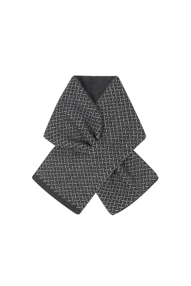 캐시미어 100% 쁘띠 트임홀 화이트 모티브 머플러 블랙은 부드러운 촉감과 고급스러운 분위기를 선사하는 머플러입니다. 캐주얼 스타일의 가을, 겨울 데일리룩, 산책룩, 데이트룩에 활용하기 좋습니다. 블랙 컬러에 사선 패턴과 트임 디테일, 화이트 모티브가 더해져 미니멀하고 클래식한 포인트를 줍니다. 캐시미어 소재 특유의 따뜻함으로 포근하게 몸을 감싸주며, 100% 캐시미어 소재로 제작되어 부드러운 착용감을 자랑합니다.
