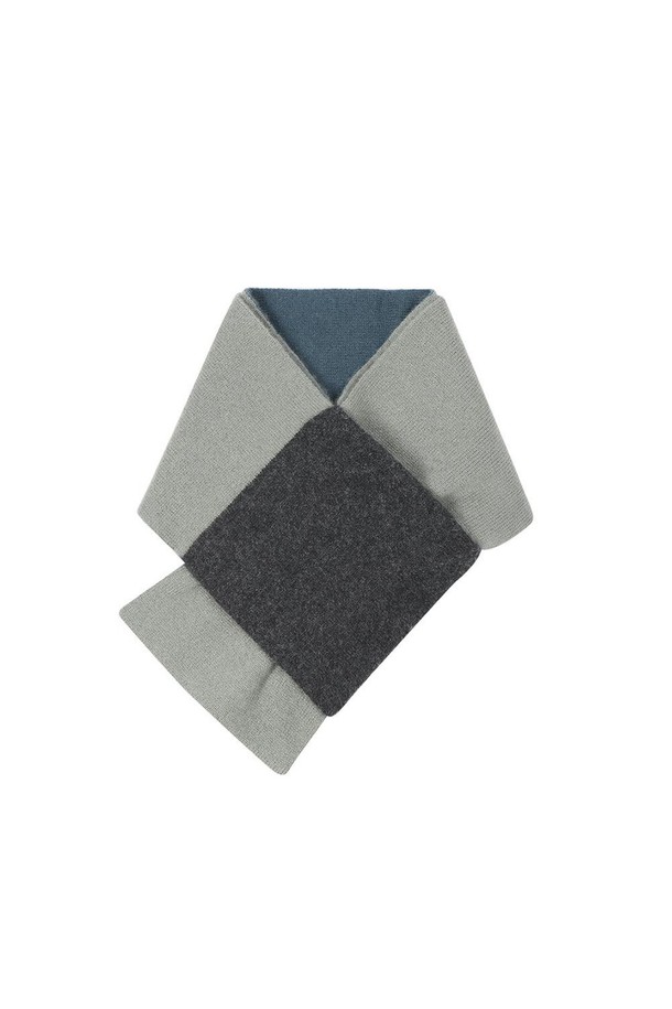 부드러운 캐시미어 소재의 '캐시미어 쁘띠 롱터널홀 3색 솔리드 머플러 그린' 입니다. 은은한 톤온톤 배색과 단정한 디자인이 돋보이며, 그린과 브라운 컬러로 만나보실 수 있습니다. 얇고 가벼워 가을, 겨울 시즌 데일리룩, 카페룩, 산책룩 등 다양한 스타일에 연출하기 좋습니다. 클래식, 캐주얼, 미니멀 스타일을 즐겨 입는 분들께 감각적인 포인트 아이템이 되어줄 것입니다. 쁘띠 사이즈로 답답함 없이 포근함을 선사하며, 부드러운 촉감으로 편안하게 착용할 수 있습니다.
