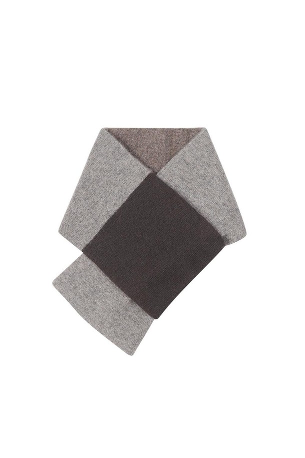 캐시미어 쁘띠 롱터널홀 3색 솔리드 머플러 브라운은 가을과 겨울, 포근함과 스타일을 동시에 만족시키는 머플러입니다. 부드럽고 고급스러운 캐시미어 소재로 제작되어, 피부에 닿는 감촉이 훌륭합니다. 3가지 색상의 솔리드 디자인과 단정하면서도 감각적인 포인트가 돋보이며, 롱터널홀 스타일로 착용의 편리함을 더했습니다. 클래식, 캐주얼, 미니멀 등 다양한 스타일을 소화하며 겨울 데일리룩, 산책룩, 모임룩에 모두 잘 어울립니다. 브라운 컬러는 어떤 스타일에도 매치하기 쉬워 활용도가 높습니다.
