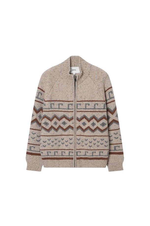 노르딕 하이넥 가디건 아이보리는 울과 나일론 혼방 소재로 제작되어 부드러운 촉감을 자랑합니다. 겨울철 데일리룩, 산책룩, 카페룩에 잘 어울리며 클래식하고 베이직한 스타일을 연출합니다. 북유럽 자연 모티프의 눈꽃, 순록, 나무, 침엽수 패턴과 기하학 무늬가 돋보이며, 하이넥 디자인으로 보온성을 높였습니다. 레귤러핏에 긴소매 기장의 두꺼운 가디건으로, 추운 날씨에도 따뜻하고 포근하게 착용할 수 있습니다. 아이보리, 베이지, 다크네이비 세 가지 색상으로 만나보세요.
