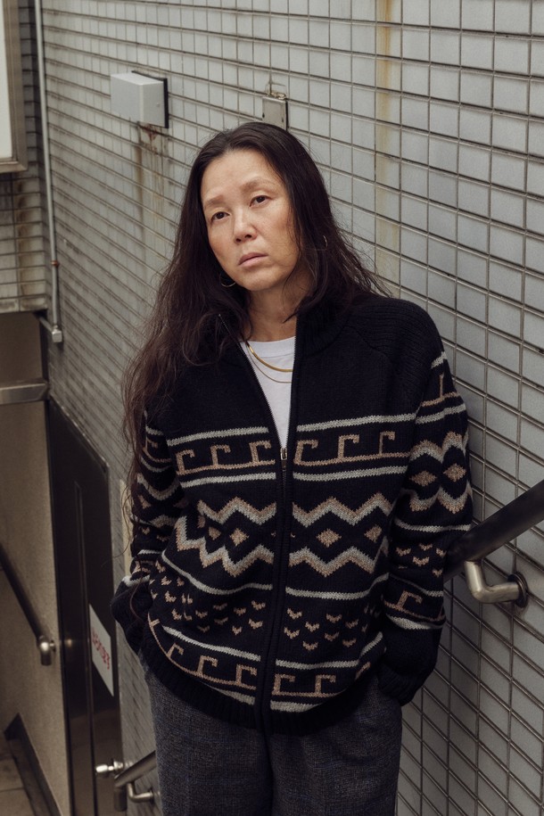 네이비 컬러의 여성용 노르딕 하이넥 가디건입니다. 가을과 겨울, 두 계절에 걸쳐 포근하게 착용할 수 있으며, 일상에서 캐주얼하고 베이직한 스타일을 연출하기 좋습니다. 부드러운 울 소재로 제작되어 뛰어난 촉감을 자랑하며, 레귤러 핏과 긴소매 디자인으로 편안한 착용감을 선사합니다. 하이넥 디자인과 두꺼운 두께감, 노르딕 패턴이 더해져 따뜻하고 세련된 분위기를 자아냅니다.
