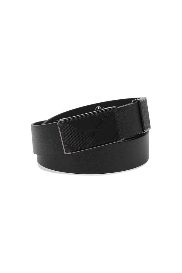 더비엠보 흑유광 평벨트 자동벨트 블랙은 남성용 벨트로, 미니멀하고 모던한 스타일을 추구하는 분들께 적합합니다. 소가죽과 인조가죽을 혼합하여 부드러운 촉감을 제공하며, 엠보 패턴과 유광 마감으로 고급스러운 느낌을 더했습니다. 스퀘어 쉐입 버클과 자동 버클 여밈 방식으로 편의성을 높였으며, 스크래치 방지, 방수, 내구성 강화 기능으로 실용성을 더했습니다. 출근룩, 비즈니스 캐주얼, 오피스룩 등 다양한 TPO에 활용하기 좋은 시크한 디자인의 벨트입니다. 사이즈 조절이 가능하여 더욱 편안하게 착용할 수 있습니다.
