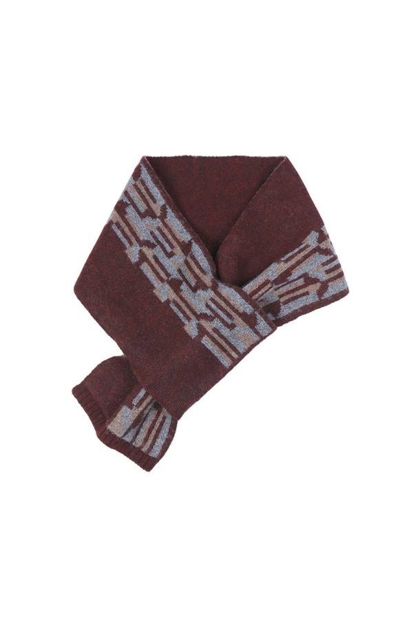 캐시미어 100% 쁘띠 터널홀 하프앤하프 머플러 레드는 가을, 겨울 시즌에 따뜻함과 스타일을 더해줄 머플러입니다. 현대적인 감각을 더한 하프앤하프 디자인에 고급스러운 캐시미어 소재로 제작되어 부드러운 촉감을 선사합니다. 톤 다운된 레드 컬러와 은은한 패턴이 어우러져 어떤 스타일에도 잘 어울리며, 터틀넥 디자인으로 포근함을 더했습니다. 겨울 데일리룩, 가을 나들이룩, 산책룩 등 다양한 TPO에 맞춰 클래식, 미니멀, 캐주얼 스타일로 연출하기 좋습니다.
