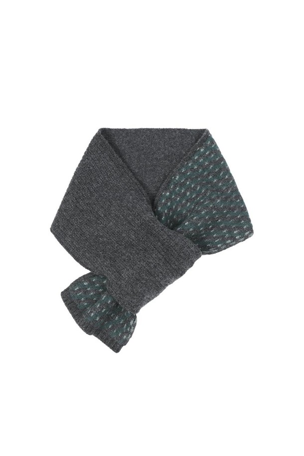 캐시미어 100% 쁘띠 터널홀 사선 스트라이프 머플러 그린은 가을, 겨울 시즌에 어울리는 머플러입니다. 부드러운 촉감의 캐시미어 소재로 제작되어 포근하고 고급스러운 착용감을 선사합니다. 그린과 네이비 컬러의 조화가 세련된 사선 스트라이프 패턴으로 디자인되었으며, 터널홀 디테일이 포인트를 더합니다. 클래식, 캐주얼, 미니멀 등 다양한 스타일 연출이 가능하며, 겨울 데일리룩, 산책룩, 모임룩에 활용하기 좋습니다.

