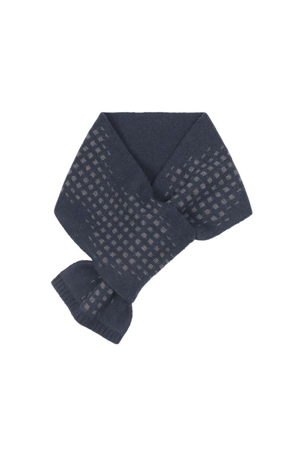 네이비 컬러의 캐시미어 100% 쁘띠 터널홀 도트웨이브 머플러입니다. 가을과 겨울, 쌀쌀한 날씨에 따뜻함과 스타일을 동시에 선사합니다. 부드러운 촉감과 고급스러운 분위기를 연출하며, 클래식과 캐주얼 스타일 모두에 잘 어울립니다. 톤 다운된 네이비 컬러에 도트 및 체크 패턴이 은은하게 조화를 이루어, 겨울 데일리룩, 산책룩, 카페룩 등 다양한 TPO에 활용하기 좋습니다. 터널홀 디자인으로 착용 편의성을 높였습니다.
