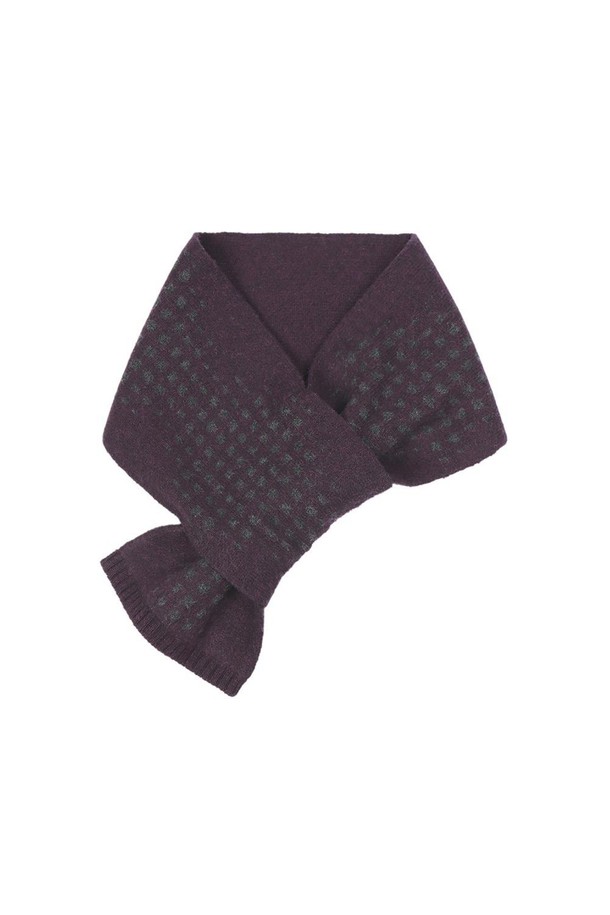 캐시미어 100% 소재의 고급스러운 쁘띠 터널홀 도트웨이브 머플러입니다. 바이올렛과 네이비 두 가지 색상으로 출시되어 있으며, 가을/겨울 시즌에 따뜻함과 스타일을 더해줍니다. 클래식하면서도 캐주얼한 무드로, 도트 패턴과 터널홀 디자인이 특징입니다. 겨울 데일리룩, 산책룩, 카페룩 등 다양한 TPO에 활용 가능하며, 미니멀, 클래식, 캐주얼 스타일을 즐기는 분들에게 추천합니다. 고급스러운 촉감의 머플러로, 소중한 분들께 선물하기에도 좋습니다.
