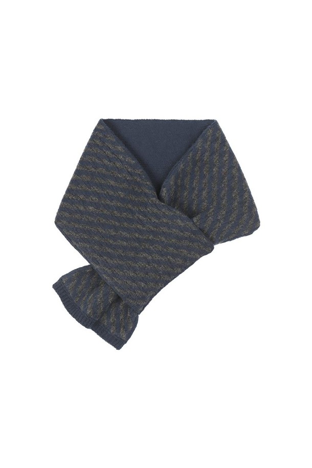 부드러운 캐시미어 100% 소재의 네이비 컬러 쁘띠 터널홀 머플러입니다. 겨울철 데일리룩에 클래식하고 캐주얼한 무드를 더해주는 아이템으로, 사선 스트라이프 패턴과 입체적인 조직감이 특징입니다. 터틀넥 디자인으로 목을 따뜻하게 감싸주어 보온성을 높였습니다. 미니멀한 스타일을 선호하는 분들께 추천하며, 네이비, 민트, 레드의 세 가지 색상으로 만나보실 수 있습니다.

