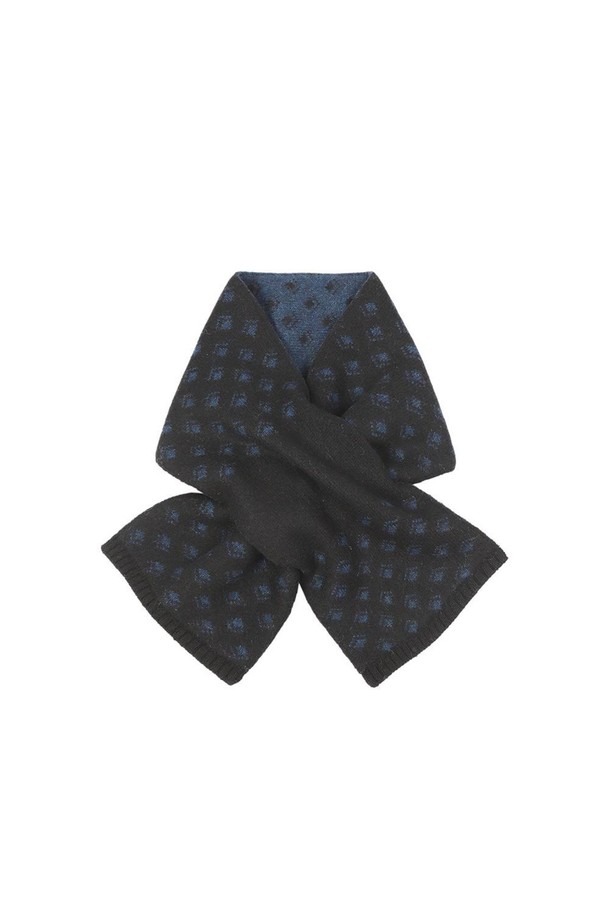 캐시미어 100% 쁘띠 터널홀 올오버 머플러 블랙은 부드러운 캐시미어 소재로 제작되어 뛰어난 착용감을 선사합니다. 블랙과 그레이 컬러의 양면 디자인으로, 하나의 머플러로 두 가지 스타일을 연출할 수 있습니다. 클래식하고 캐주얼한 스타일에 모두 잘 어울리며, 데이트룩, 겨울 데일리룩, 모임룩 등 다양한 TPO에 활용하기 좋습니다. 투웨이 디자인으로, 다양한 스타일링이 가능하여 활용도가 높습니다. 
