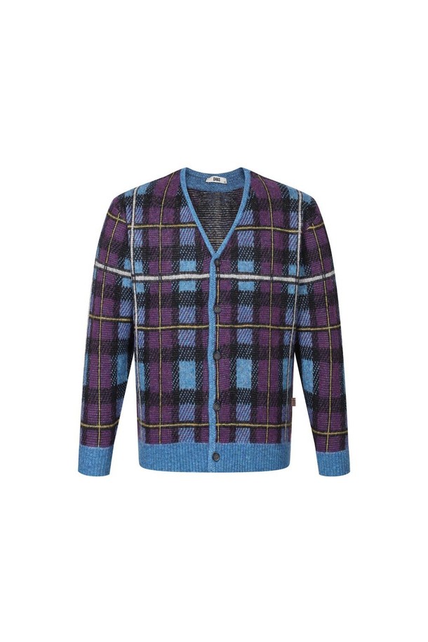 블루와 퍼플 컬러의 울 혼방 모헤어 체크 가디건입니다. 부드러운 촉감의 두꺼운 두께감으로 가을, 겨울 시즌에 따뜻하게 착용할 수 있습니다. 레귤러 핏과 V넥 디자인으로 어떤 스타일에도 잘 어울리며, 캐주얼한 무드를 연출합니다. 긴 소매와 버튼 여밈 방식으로 편안함과 스타일을 모두 갖췄습니다. 일상에서 활용하기 좋은 니트 가디건입니다.
