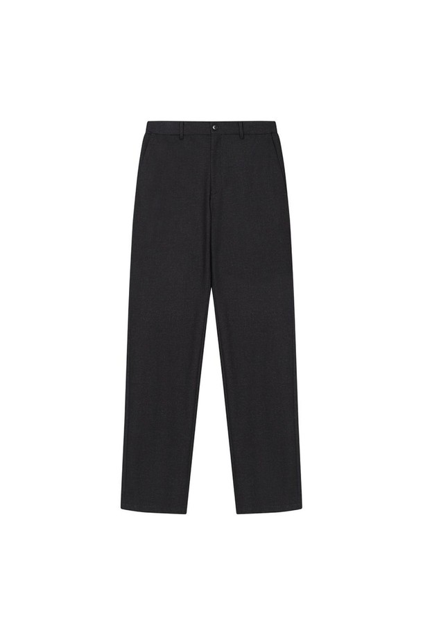 세련되고 차분한 스타일의 프린트 본딩 노턱 팬츠 차콜그레이입니다. 잔잔한 패턴의 프린트 디자인으로, 출근룩이나 비즈니스 캐주얼, 오피스룩에 적합합니다. 허리 부분 사이드 밴딩 처리로 압박감 없는 편안한 착용감을 선사하며, 체형에 관계없이 누구나 부담 없이 즐길 수 있습니다. 폴리에스터, 레이온, 폴리우레탄 혼방 소재로 제작되어 보온성과 스트레치성을 갖춰 활동성을 높였습니다. 베이직 핏으로 다양한 상의와 매치하기 용이합니다.
