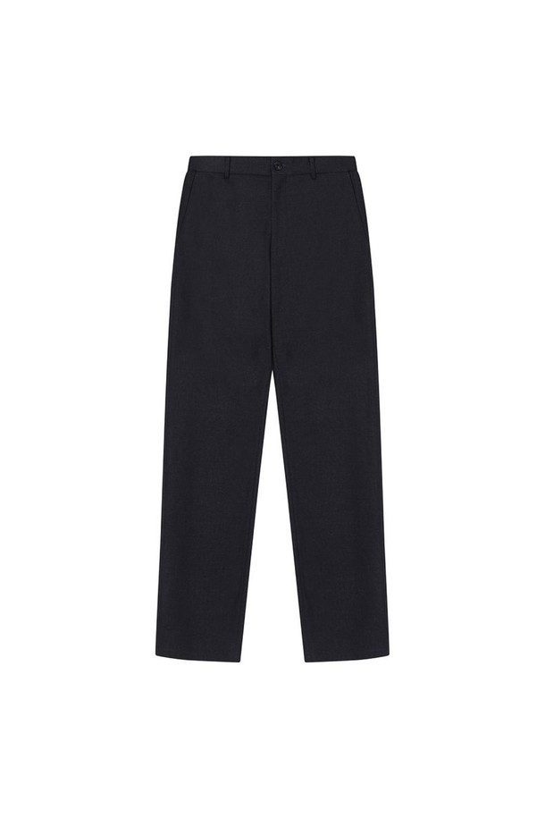 **프린트 본딩 노턱 팬츠 네이비**는 가을과 겨울, 데일리 및 오피스룩에 적합한 바지입니다. 네이비 컬러에 베이직하고 클래식한 스타일을 더했으며, 레귤러핏 디자인으로 편안한 착용감을 선사합니다. 폴리에스테르, 레이온, 폴리우레탄 혼방의 신축성 있는 소재와 부드러운 촉감이 특징입니다. 사이드 밴딩 디테일과 프린트 패턴으로 포인트를 더했으며, 기본 실루엣으로 다양한 상의와 쉽게 매치할 수 있습니다. 오피스룩, 출근룩에 미니멀하고 클래식한 스타일을 연출해보세요.
