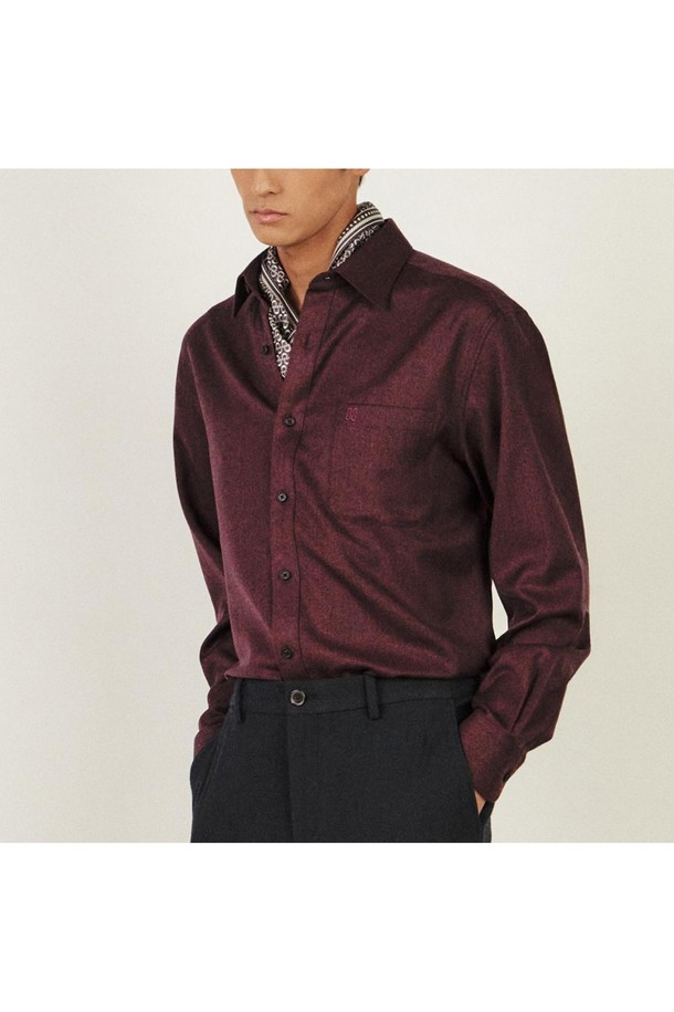 **울 100 워셔블 드레스셔츠 레귤러핏**은 남성용 드레스셔츠로, 일상 및 비즈니스에 모두 활용 가능한 제품입니다. 와인, 버건디 색상으로 출시되어 클래식하면서도 세련된 스타일을 연출합니다. 부드러운 촉감의 울 100% 소재로 제작되었으며, 사계절 내내 착용할 수 있습니다. 레귤러핏, 긴소매 디자인으로, 차이나 칼라가 특징입니다. 워셔블 기능으로 세탁이 용이하여 관리가 편리합니다.
