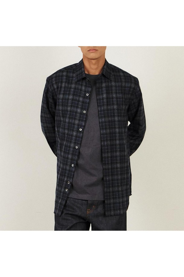 울(Wool) 100% 소재의 워셔블 미디움 체크 셔츠입니다. 블랙과 그레이 두 가지 색상으로 출시되어, 가을과 겨울에 따뜻하고 포근하게 착용할 수 있습니다. 레귤러핏 디자인으로 제작되어 편안한 착용감을 제공하며, 베이직하고 캐주얼한 스타일을 연출합니다. 버튼다운 디테일과 긴 소매 기장으로, 출근룩은 물론 다양한 일상 스타일에도 활용하기 좋습니다. 부드러운 촉감의 울 소재는 세탁이 가능하여 실용적입니다.
