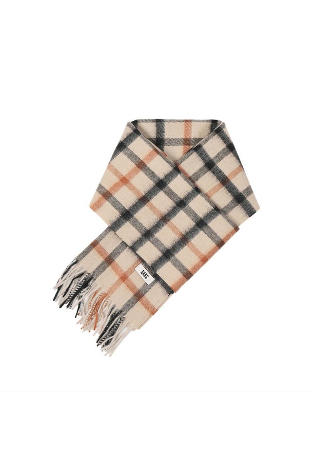 25FW 캐시미어 100% 하우스체크 머플러는 부드러운 촉감과 뛰어난 보온성을 자랑하는 겨울철 필수 아이템입니다. 베이지, 블랙, 브라운 세 가지 색상으로 출시되어 출근룩, 모임룩 등 다양한 TPO에 활용할 수 있습니다. 클래식하고 미니멀한 스타일을 연출하며, 두꺼운 두께감과 프린지 디테일이 특징입니다. 캐시미어 100% 소재로 제작되어 고급스러운 분위기를 더하며, 체크 패턴이 돋보이는 디자인입니다.
