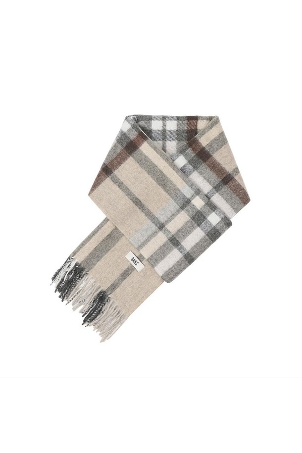 [25FW] 캐시미어 100% 빅체크 머플러는 부드러운 촉감의 캐시미어 100% 소재로 제작되어 가을, 겨울철 따뜻함을 선사합니다. 베이지와 그레이 컬러의 클래식한 체크 패턴에 두꺼운 두께감과 프린지 디자인으로 포인트를 더했습니다. 출근룩과 모임룩 모두에 잘 어울리며, 클래식, 미니멀, 캐주얼 스타일을 연출하기 좋습니다. 고급스러운 분위기를 더하여 어떤 스타일에도 매치하기 좋은 머플러입니다.
