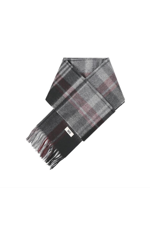 **[25FW] 캐시미어 100 빅체크 머플러**는 부드러운 촉감과 따뜻함을 선사하는 겨울 필수 아이템입니다. 100% 캐시미어 소재로 제작되어 고급스러운 분위기를 자아내며, 두꺼운 두께감으로 뛰어난 보온성을 제공합니다. 클래식한 무드의 빅체크 패턴과 프린지 장식이 돋보이며, 그레이와 핑크 두 가지 컬러로 출시되어 다양한 스타일 연출이 가능합니다. 출근룩과 모임룩에 포인트를 더해 세련된 스타일을 완성해 보세요. 미니멀한 스타일에도 멋스럽게 매치할 수 있습니다.
