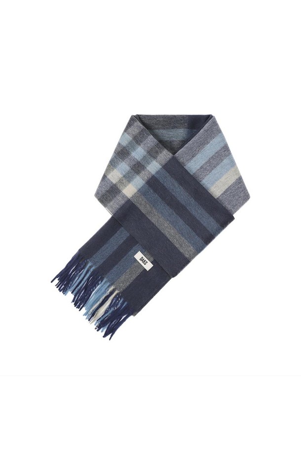 25FW 캐시미어 100% 빅체크 머플러는 부드러운 촉감의 캐시미어 소재로 제작되어 가을과 겨울에 따뜻하게 착용할 수 있습니다. 그레이, 블루 두 가지 색상으로 제공되며, 클래식하고 베이직한 스타일의 빅 체크 패턴이 특징입니다. 두꺼운 두께감으로 보온성을 높였으며, 프린지 디테일이 돋보입니다. 출근룩, 모임룩, 연말 모임룩 등 다양한 TPO에 활용 가능하며, 클래식, 미니멀 스타일을 즐겨 입는 고객에게 추천합니다.
