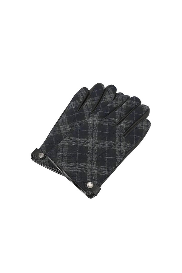 블랙과 그레이 컬러의 양가죽 콤비 소재로 제작된 [25FW] 양가죽 콤비 체크 스마트터치 장갑입니다. 가을과 겨울 시즌에 착용하기 좋으며, 일상생활과 출근룩, 모임룩 등 다양한 TPO에 활용 가능합니다. 클래식, 미니멀, 캐주얼 스타일을 모두 아우르며, 체크 패턴과 버튼 디테일이 돋보이는 디자인입니다. 스마트폰 터치가 가능한 기능성 장갑으로, 두꺼운 두께감으로 따뜻하게 손을 보호해 줍니다.
