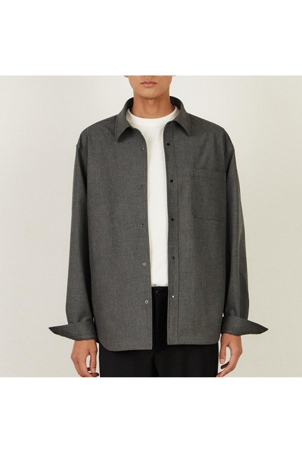 세련된 남성 스타일을 완성할 폴리혼방 울라이크 셔켓입니다. 부드러운 촉감의 폴리에스터, 비스코스, 스판 혼방 소재로 제작되어 편안한 착용감을 선사합니다. 차분한 그레이 컬러와 무지 패턴이 어우러져 어떤 스타일에도 쉽게 매치할 수 있으며, 셔츠형 디자인과 버튼 여밈으로 깔끔한 실루엣을 연출합니다. 봄, 가을 시즌에 활용하기 좋은 중간 두께감으로, 일상, 출근룩, 비즈니스 캐주얼 등 다양한 TPO에 활용 가능합니다. 세미오버핏에 카라 디테일, 사이드 포켓까지 더해 실용성과 디자인을 모두 잡았습니다.

