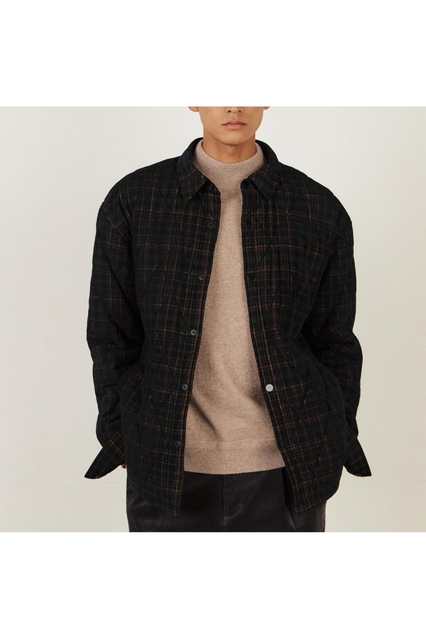 포근한 코튼 100% 코듀로이(Corduroy, 골덴) 소재로 제작된 퀼팅 셔켓입니다. 가을과 겨울, 쌀쌀한 날씨에도 따뜻하게 착용 가능하며, 일상, 출근룩, 모임룩 등 다양한 TPO에 활용하기 좋습니다. 잔잔한 체크 패턴과 부드러운 촉감, 다이아몬드 퀼팅 디테일이 돋보이며, 레귤러 핏과 넉넉한 기장으로 편안한 착용감을 선사합니다. 라운드 밑단과 사이드 포켓, 레귤러 카라, 버튼 여밈 방식이 특징이며, 캐주얼, 클래식, 미니멀 스타일 모두 소화 가능한 활용도 높은 아이템입니다.
