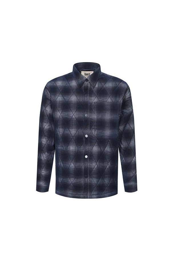 네이비 컬러의 코튼 100% 코듀로이 퀼팅 셔켓입니다. 가을, 겨울 시즌에 어울리는 두꺼운 두께감과 부드러운 촉감으로 포근하게 착용할 수 있습니다. 캐주얼, 클래식, 미니멀 스타일을 아우르며, 일상과 출근룩에 모두 활용 가능합니다. 다이아몬드 퀼팅, 레귤러 카라, 사이드 포켓 디테일이 돋보이며, 레이어드하여 다양한 스타일을 연출할 수 있습니다. 버튼 여밈 방식과 레귤러 핏으로 편안하게 착용할 수 있으며, 보온과 경량 기능을 갖춘 실용적인 제품입니다.
