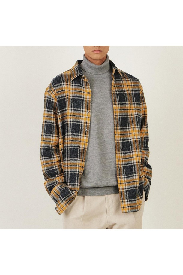 옐로우와 블랙 컬러의 체크 패턴이 돋보이는 남성용 기모 면 100% 미디움체크 셔츠입니다. 넉넉한 루즈핏으로 편안한 착용감을 선사하며, 가을과 겨울에 따뜻하게 입을 수 있는 두꺼운 두께감의 셔츠입니다. 부드러운 촉감의 면 소재에 기모 안감으로 보온성을 높였으며, 카라 디자인과 긴소매 기장으로 캐주얼하고 클래식한 스타일 연출에 용이합니다. 출근룩 또는 비즈니스 캐주얼, 그리고 캐주얼한 일상 스타일까지 폭넓게 활용 가능합니다.
