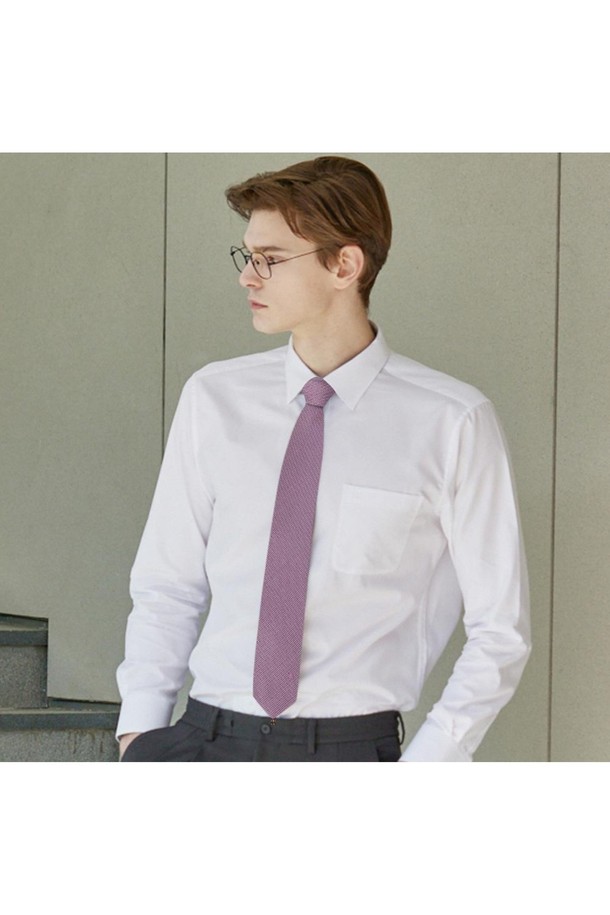 실크 100% 솔리드 넥타이 핑크는 우아한 스타일을 연출하는 남성용 넥타이입니다. 부드러운 촉감의 실크 소재로 제작되었으며, 은은한 광택이 고급스러운 분위기를 자아냅니다. 깔끔한 디자인에 마이크로 자카드 패턴을 더해 세련됨을 더했으며, 악세서리 장식은 탈부착이 가능합니다. 오피스룩, 회의룩, 비즈니스 캐주얼 등 다양한 TPO에 활용 가능하며, 클래식하고 미니멀한 스타일을 선호하는 남성에게 적합합니다.
