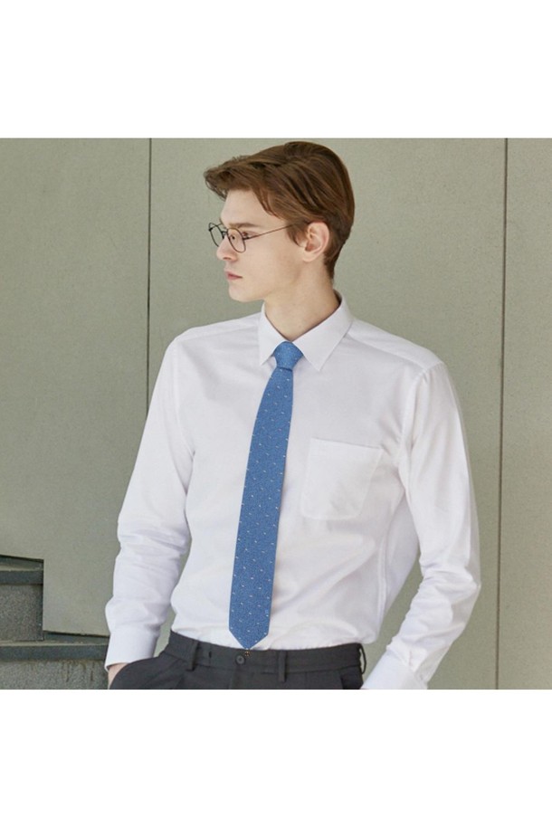 실크 혼방 소재로 제작되어 부드러운 촉감을 선사하는 실크혼방 큐빅 올오버 넥타이 블루입니다. 은은한 광택이 고급스러움을 더하며, 큐빅 장식이 클래식하면서도 엘레강스한 분위기를 연출합니다. 도트 무늬와 큐빅 디테일이 돋보여, 오피스룩이나 회의룩, 상견례룩 등 격식 있는 자리에 잘 어울립니다. 미니멀한 스타일을 선호하는 남성분들께 추천하며, 깔끔한 비즈니스룩을 완성해 보세요.
