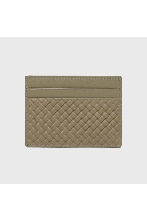 모미 가공 처리된 천연 소가죽으로 제작된 베이지색 매쉬 카드지갑입니다. 4개의 카드 슬롯과 옆트임 수납칸, 배타바리 공법으로 제작되어 뛰어난 수납력과 내구성을 자랑합니다. 컴팩트한 미니 사이즈에 사각 디자인, 체크 패턴이 돋보이며, 케이스와 더스트백을 포함하여 소중하게 보관할 수 있습니다.
