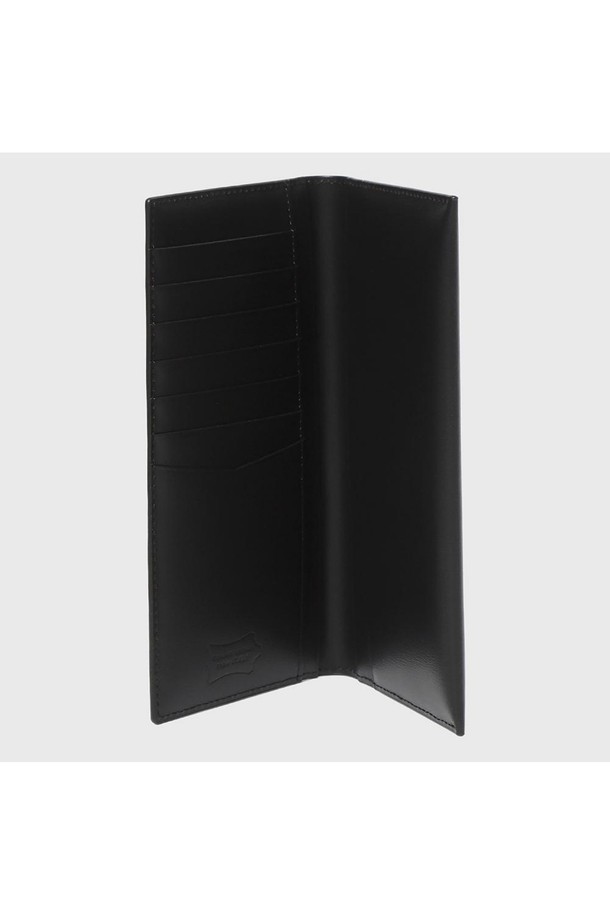 울트라카프 장지갑 블랙은 30년 경력 가죽 전문 공방에서 제작한, 유럽 전통 천연 방식 소가죽을 사용한 장지갑입니다. 슬림한 두께에 카드 수납칸 6개, 지폐칸 4개의 넉넉한 수납공간을 제공하며, 배타바리 공법으로 제작되어 내구성이 뛰어납니다. 고급스러운 블랙 컬러의 무지 디자인으로, 케이스와 더스트백을 함께 제공합니다.
