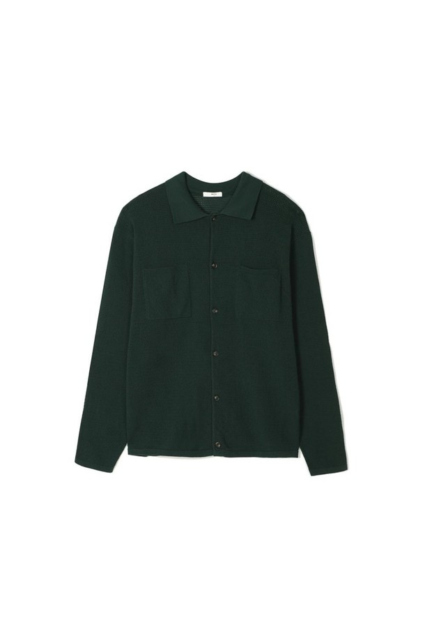 세련된 비즈니스 캐주얼 스타일을 위한 남성용 스카시 조직 풀오픈 니트입니다. 부드러운 면 소재로 제작되어 통기성이 뛰어나 여름철에도 쾌적하게 착용 가능합니다. 슬림핏 디자인과 카라넥, 긴 소매 기장으로 모던하면서도 클래식한 느낌을 연출합니다. 강연 타입 원사 사용과 헤라시 기법 편직으로 고급스러운 퀄리티를 자랑하며, 양쪽 가슴 포켓 디테일로 실용성을 더했습니다. 그린 컬러의 풀오픈 디자인은 다양한 스타일을 연출하기 용이합니다.
