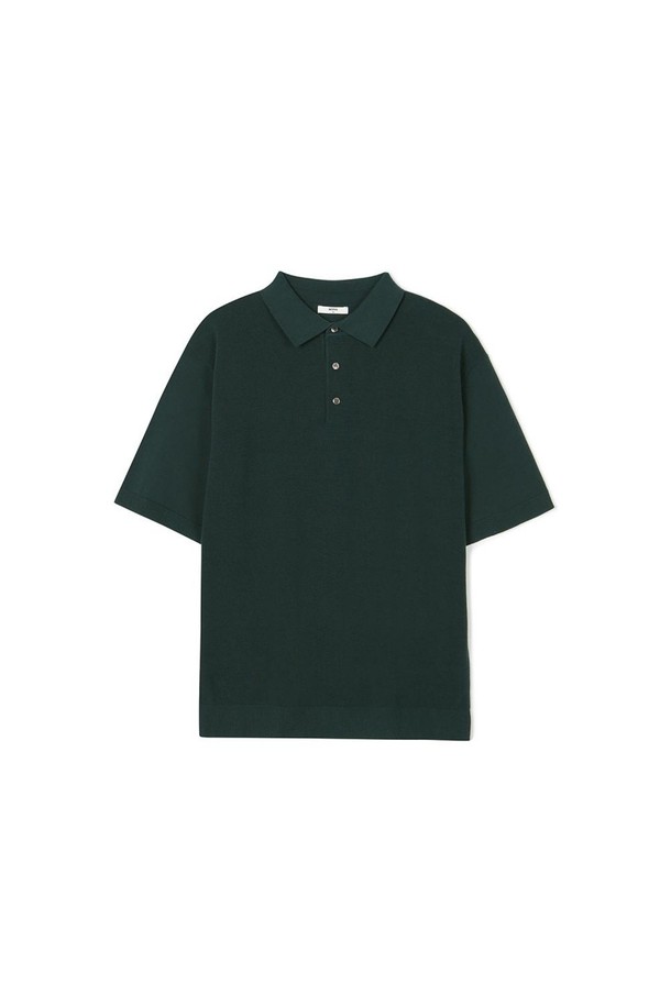 조직감 티에리 니트 그린은 미니멀하고 모던한 스타일의 남녀 공용 상의입니다. 부드러운 촉감의 면 소재로 제작되었으며, 하이트위스트 원사를 사용하여 얇지만 시원한 착용감을 선사합니다. 피부 접촉을 최소화하는 텍스처와 쿨터치 감으로 여름철에도 쾌적하게 착용 가능하며, 흡습 및 냉감 기능도 갖추었습니다. 비침 방지 기능이 있어 단독으로도 부담 없이 입을 수 있으며, 레귤러핏으로 체형 커버에도 효과적입니다. 폴로 네크라인과 반소매 디자인으로 비즈니스 캐주얼 및 데일리룩에 활용하기 좋습니다.
