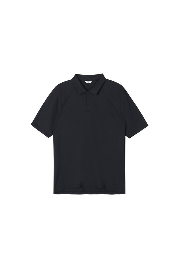 Cool&Dry (쿨앤드라이) 스포티 카라 티셔츠 네이비는 남성용 상의 티셔츠입니다. 여름철 스포츠 활동과 일상에서 모두 활용 가능한 레귤러핏 반소매 티셔츠로, 네이비 및 그린 색상으로 제공됩니다. 폴리에스터와 폴리우레탄 혼방 소재로 제작되어 흡습 및 속건 기능이 뛰어나며, 얇고 부드러운 촉감으로 쾌적한 착용감을 선사합니다. 세탁 후에도 형태가 유지되어 관리가 용이하며, 스포티, 미니멀, 캐주얼 스타일을 연출하기 좋습니다. 피트니스룩이나 휴가룩과 같은 TPO에 적합합니다.
