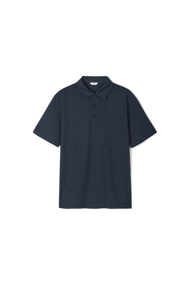 네이비 색상의 쿨터치 베이직 카라 반팔 티셔츠입니다. 가을, 겨울 시즌에 활용하기 좋은, 시원한 촉감의 레이온, 폴리에스터, 면 혼방 소재로 제작되었습니다. 일상복으로 편안하게 착용할 수 있으며, 밑단 옆트임 디자인과 안쪽 메시 원단 덧대기, 다공성 구조로 통기성을 높였습니다. 미니멀하고 캐주얼한 스타일로, 가을 나들이룩이나 겨울 데일리룩에 적합합니다. 카라 디테일이 더해져 베이직하면서도 어반한 무드를 연출합니다.
