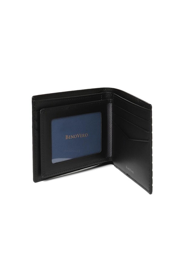 EDGAR CHESS 반지갑 블랙은 소가죽 소재에 HAND BRUSH TIPPING 기법과 배타바리 공법으로 제작되어 고급스러운 질감을 자랑합니다. 엠보싱 체크 패턴 디자인과 카드 슬롯 9개, 필름칸, 지폐 수납칸으로 실용성을 더했으며, 30년 경력의 가죽 전문 공방에서 섬세하게 제작되었습니다. 블랙 컬러의 사각 디자인으로 남성 고객에게 세련된 스타일을 제안하며, 케이스와 더스트백을 함께 제공합니다.
