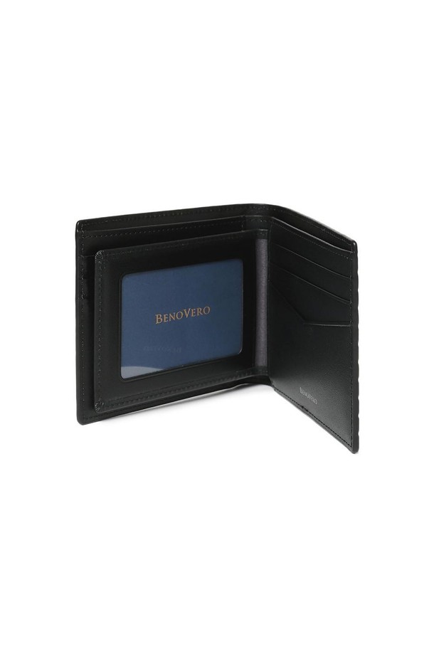 EDGAR CHESS 네이비 반지갑은 30년 경력 가죽 전문 공방에서 제작된 남성용 반지갑입니다. 유럽 전통 천연 소가죽을 사용하여 부드러운 질감과 고급스러운 네이비 컬러를 자랑하며, HAND BRUSH TIPPING 기법과 배타바리 공법으로 섬세하게 마감되었습니다. 9개의 카드 슬롯, 필름칸, 지폐 수납칸을 갖춰 실용성을 높였으며, 체크 패턴 엠보싱 디자인으로 세련된 멋을 더했습니다.
