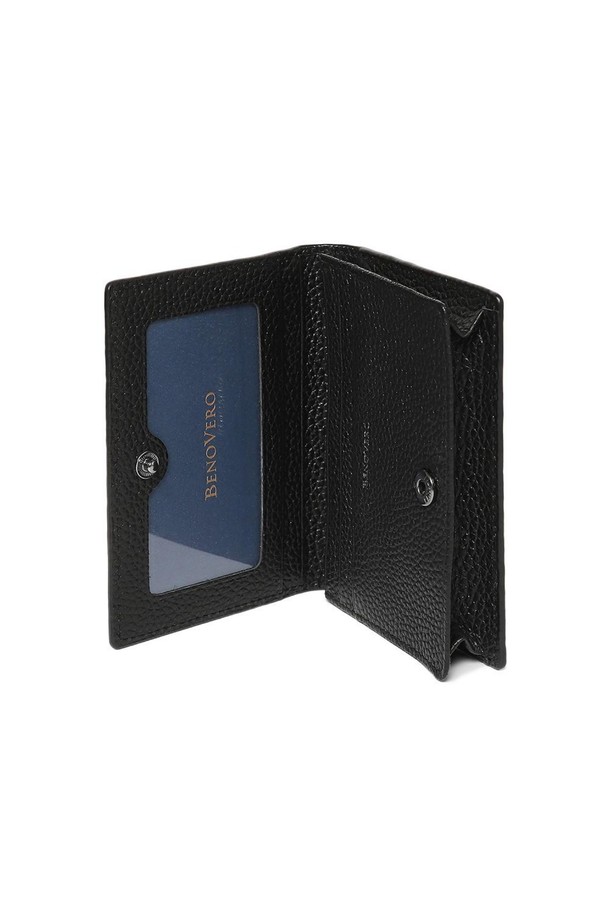 MATTHEW CHECK 명함지갑 블랙은 부드러운 소가죽(천연가죽) 소재에 세련된 체크 패턴을 더한 명함지갑입니다. 카드 슬롯 5개, 필름칸, 지폐 수납 기능을 갖춰 실용적이며, 유럽 전통 천연 방식 가죽과 배타바리(통판겹침기법) 제작으로 뛰어난 내구성을 자랑합니다. 블랙 색상의 사각형 디자인으로 FREE 사이즈이며, 케이스와 더스트백이 함께 제공됩니다.
