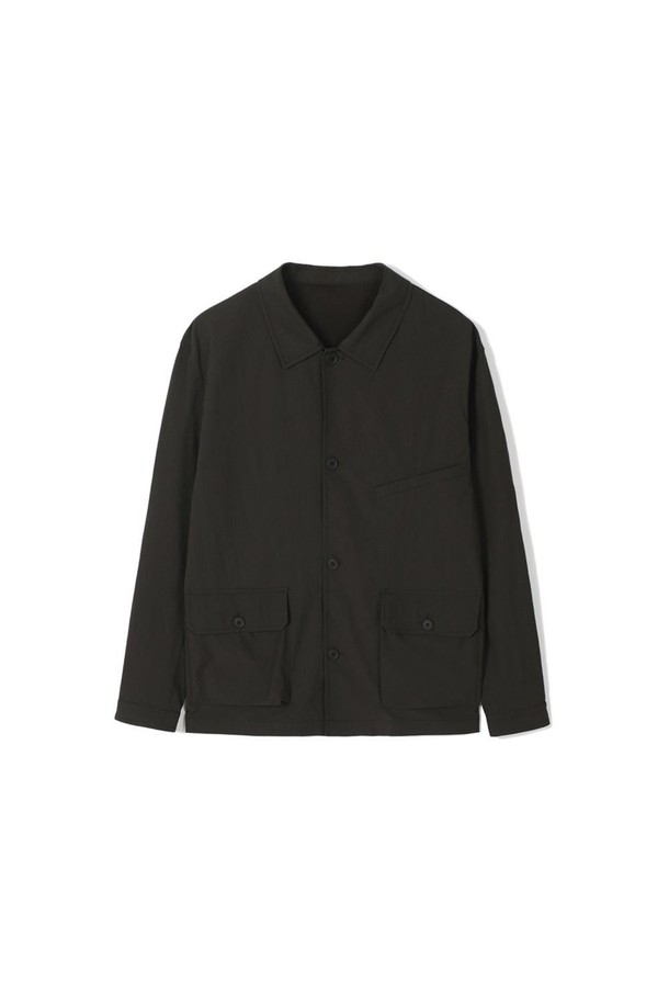 세련된 스타일의 트러커 셔츠형 재킷, 카키 컬러입니다. 봄, 여름 시즌에 적합하며, 일상과 비즈니스 캐주얼 모두 소화 가능한 활용도 높은 아우터입니다. 레귤러핏으로 제작되어 편안한 착용감을 선사하며, 등 요크라인 메쉬 처리로 통기성을 높였습니다. 얇고 부드러운 나일론, 면, 폴리우레탄 혼방 소재로 제작되어 자연스러운 크리즈 가공과 소매 접어 연출이 가능합니다. 셋업 스타일 연출을 통해 미니멀, 캐주얼, 시티보이 등 다양한 스타일을 완성해보세요.
