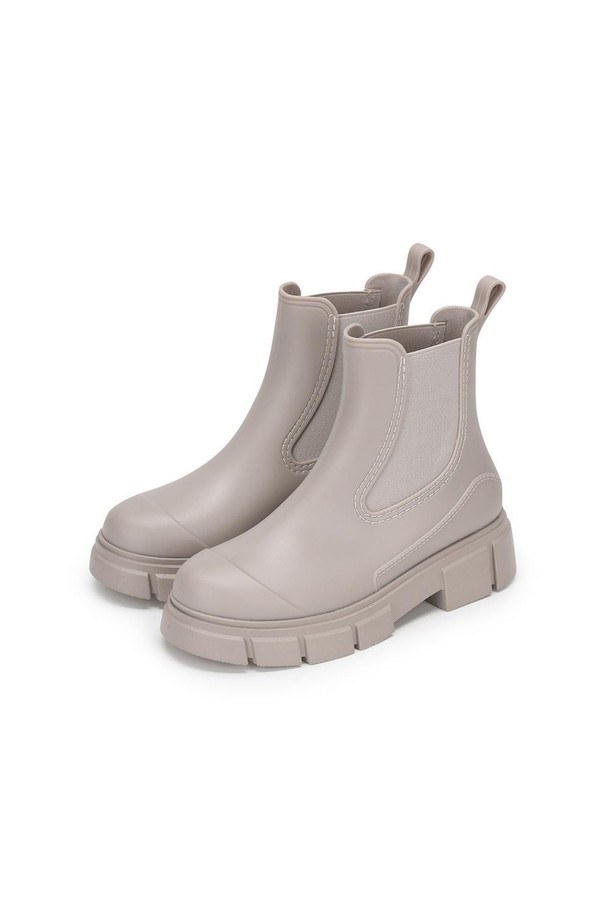 유비아 레인부츠 01 베이지 5cm는 여성용 레인부츠입니다. 베이지, 블랙, 아이보리 3가지 색상으로 출시되었으며, 일상 및 우천 시 모두 착용 가능합니다. 첼시 부츠를 모티브로 한 디자인으로 슬림한 앵클라인과 5cm 미들힐 굽이 특징이며, 세련된 토 쉐입으로 스타일리시함을 더했습니다. 합성고무와 PVC 소재로 제작되어 튼튼하며, 발볼은 11cm입니다. 앵클 탑라인과 고무 밴드 디자인으로 신고 벗기 편리하며, 미니멀, 클래식, 캐주얼 스타일의 여행룩에 잘 어울립니다.
