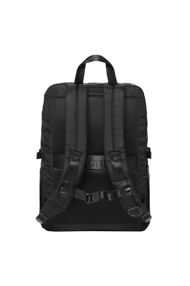 메트로 트립팩 블랙은 미디엄 사이즈의 남성용 백팩입니다. 나일론과 폴리에스테르 소재로 제작되었으며, 무지 디자인에 지퍼와 메쉬 디테일이 돋보입니다. 15인치 노트북 수납이 가능하며, 수납공간 분리, 통기성, 사이즈 조절 기능을 갖춰 일상과 여행에 적합합니다. 분리형 가슴 스트랩, 메쉬 등판, 외부 수납 포켓, D링 액세서리 부착 가능, 캐리어 핸들 고정 밴드 등 다양한 특징을 가지고 있어, 미니멀, 캐주얼, 시티보이 스타일의 여행룩과 출근룩에 활용하기 좋습니다.
