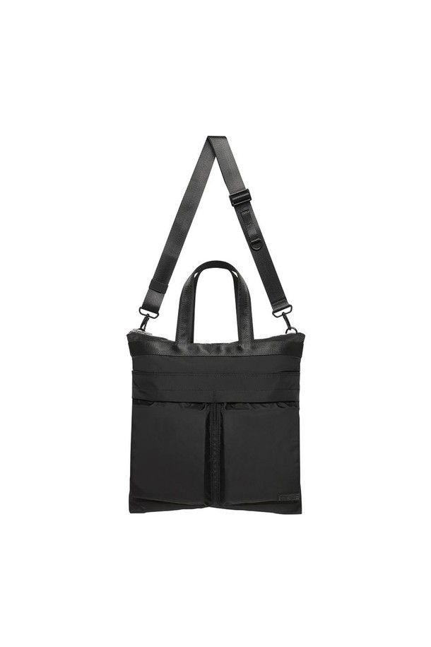 어반 헬멧 백 블랙은 미니멀하고 캐주얼한 스타일을 추구하는 남성을 위한 데일리 백입니다. 출근룩과 여행룩에 모두 잘 어울리며, 넉넉한 수납력을 자랑합니다. 블랙 컬러의 무지 디자인으로 어떤 옷에도 매치하기 용이하며, 나일론과 폴리에스테르 소재로 제작되어 가볍고 내구성이 뛰어납니다. 내부 수납공간 분리, 외부 스냅 버튼 포켓, 후면 마그네틱 버튼 포켓 등 실용적인 기능성을 갖췄으며, 토트백과 크로스백으로 변형하여 사용할 수 있습니다. 버클과 마그네틱 버튼 디테일이 돋보이는 사각형 헬멧 백입니다.
