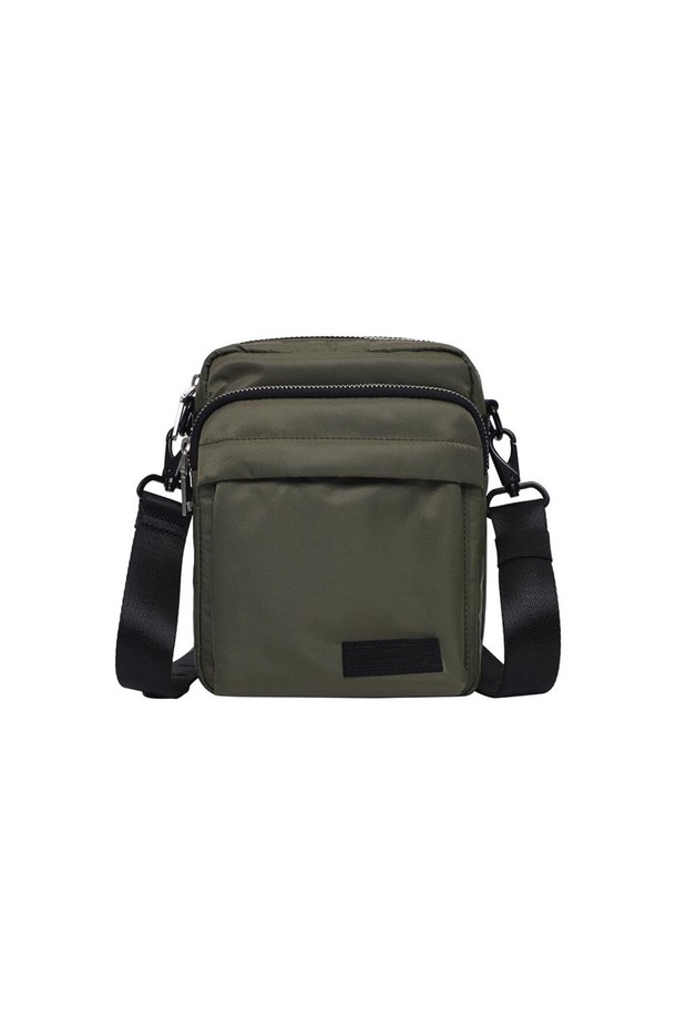 **URBAN 북 백 그린**은 모던하고 미니멀한 스타일의 남성용 크로스백입니다. 그린과 블랙 두 가지 색상으로 출시되었으며, 나일론과 폴리에스터 소재를 사용하여 제작되었습니다. 미디엄 사이즈의 사각형 디자인으로, 지퍼와 스냅 버튼, D링 장식이 특징입니다. 내부 메쉬망 포켓, 외부 스냅 버튼 포켓, 후방 자석 버튼 포켓, 그리고 전면 3단 수납 구성으로 넉넉한 수납력을 제공합니다. 출근룩이나 여행룩에 캐주얼하고 시크하게 매치할 수 있는 데일리 아이템입니다.
