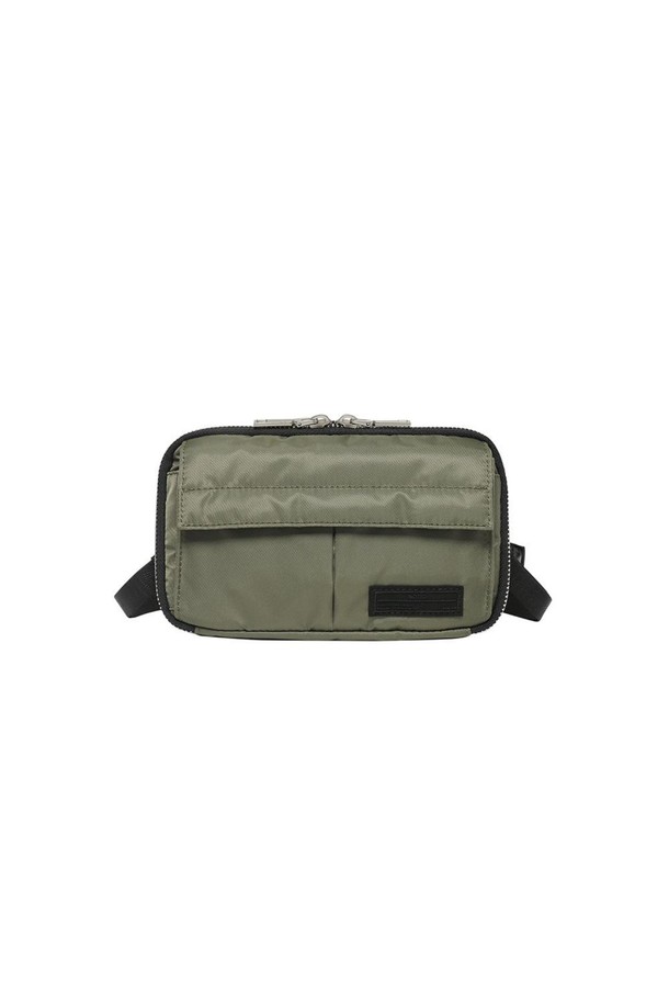 URBAN(어반) 트래블 파우치 그린은 남녀 모두 사용할 수 있는 미디엄 사이즈의 여행용 파우치입니다. 나일론과 폴리에스테르 혼방 소재로 제작되어 튼튼하며, 블랙과 그린 두 가지 색상으로 출시되었습니다. RFID 차단 기능과 자석 잠금 방식을 갖춰 소지품을 안전하게 보호하며, 내부 수납공간 분리, 카드 수납공간, 분리형 지퍼 파우치, 이중 구조 외부 수납 등 다양한 기능으로 실용성을 높였습니다. 여행룩, 미니멀, 클래식, 캐주얼 스타일을 즐기는 분들께 추천합니다.
